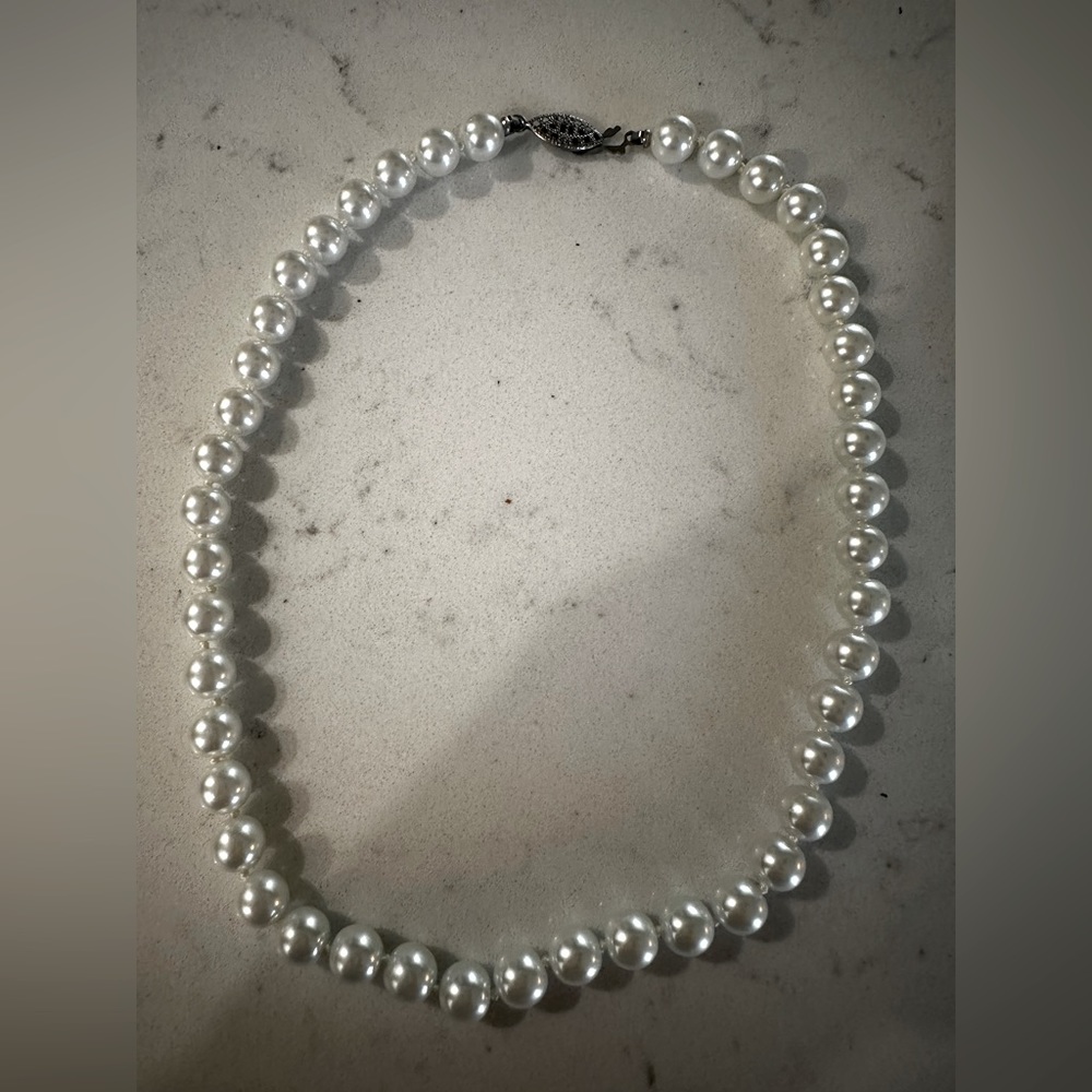 Pearl choker necklace.